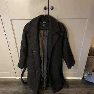 Vero moda - En kappa från vero moda dom aldrig är använd nypris var 599kr säljer den för 200kr plus frakt. Fin och skön skriv för mer bilder❤️ Storlek M i den❤️