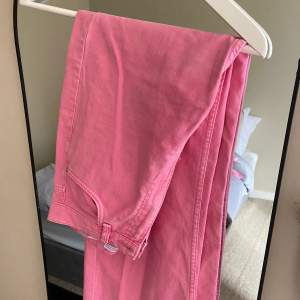 Rosa jeans från bershka i storlek 36🤍knappt använda 