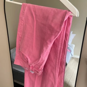 Rosa jeans - Rosa jeans från bershka i storlek 36🤍knappt använda 