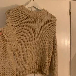 Stickad tröja  - Stickad tröja från NAKD, jättefint skick. Storlek S Fler bilder finns vid intresse 🥰  Köparen står för frakt 