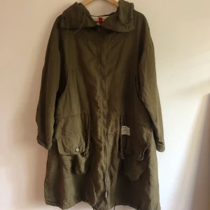 Jacka linne Ewa i Walla M - Grön höst och vår jacka/kappa från Ewa i Walla strl M. Nyskick. Material linne och bomull. Längd armhåla och ner ca 79 cm. Snygg oversize modell. 