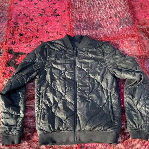 Retro dune puffer  - Tvär fet vintage style puffer jacket i hel svart, den är luftig och skön men håller ändå värmen, och skit trendig och snygg. (Pris kan diskuteras vid snabb affär)