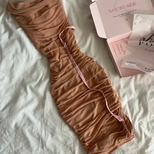 Uk size 8 motsvarar storlek M - Vacker klänning från Ohpolly. Aldrig använd då jag skulle ha den på ett bröllop men den kom försent i posten. Passar perfekt till S där Ohpollys klänningar är små i storlekarna!
