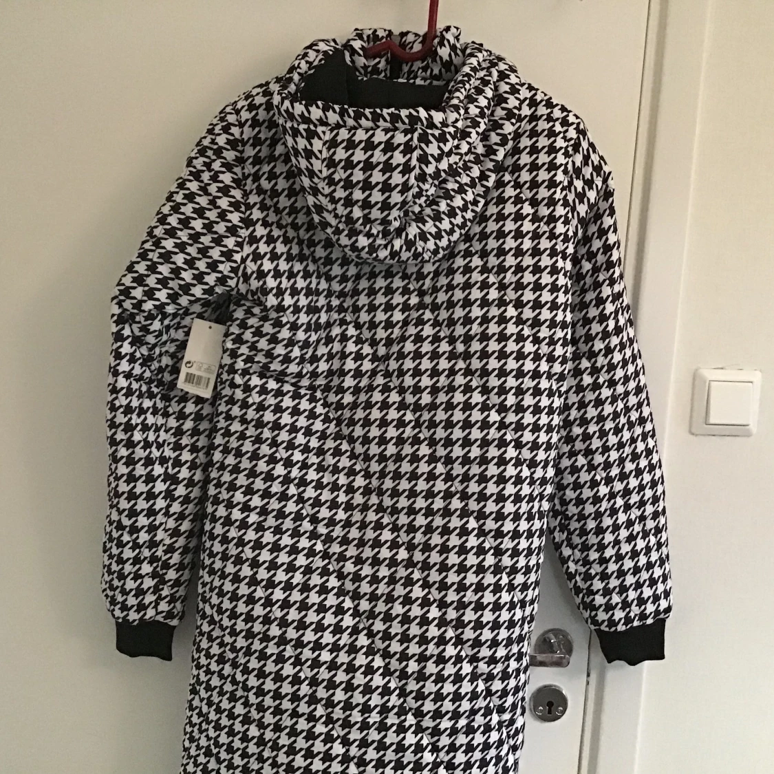 Lång jacka me skitcoolt mönster!! Helt ny (lappen är kvar) - 90