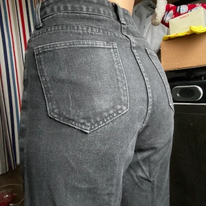 Svarta Jeans - Svarta highwaisted jeans, avklippta då de va för långa för mig. Storlek S.