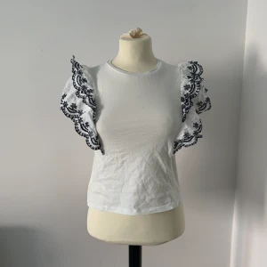 Söt topp från Zara - Säljer denna topp för 40kr+40kr frakt 🚚 Köpte den för 179 kr❤️