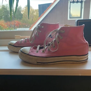 Rosa converse💗 - Säljer mina rosa converse då jag rensar garderoben💗 De är använda men är fof supersnygga!! Köparen står för frakten🥰Tryck inte på köp nu utan kontakta mig!!!