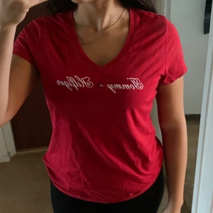 Röd tommy hilfiger t-shirt  - Använd ett par gånger. Storlek L men passar bra som M
