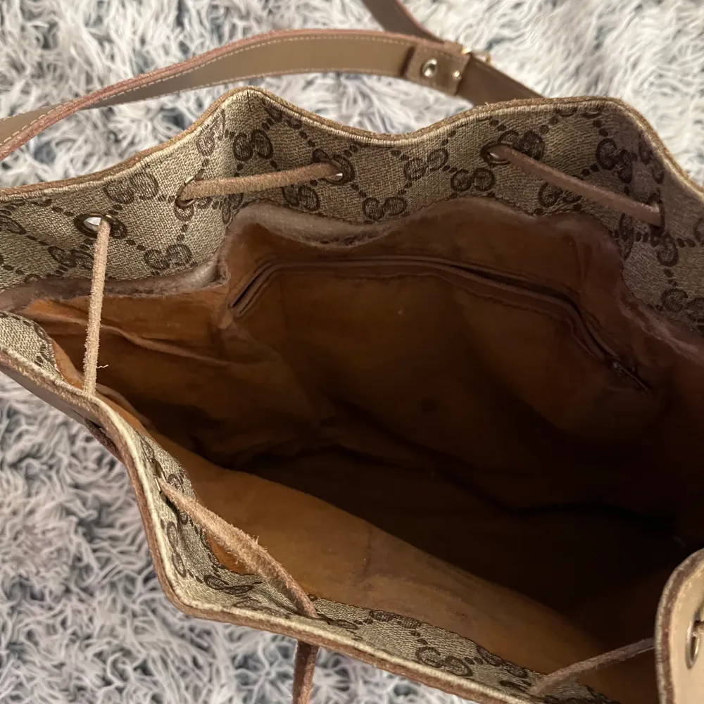 En gucci väska är begagnat för 1 år. Riktigt skin. Lite trasig inuti, fast funkar jättebra! :). Väskor.