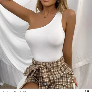 Vit one shoulder topp - Vit one shoulder topp från shein i storlek S, aldrig använt.💞