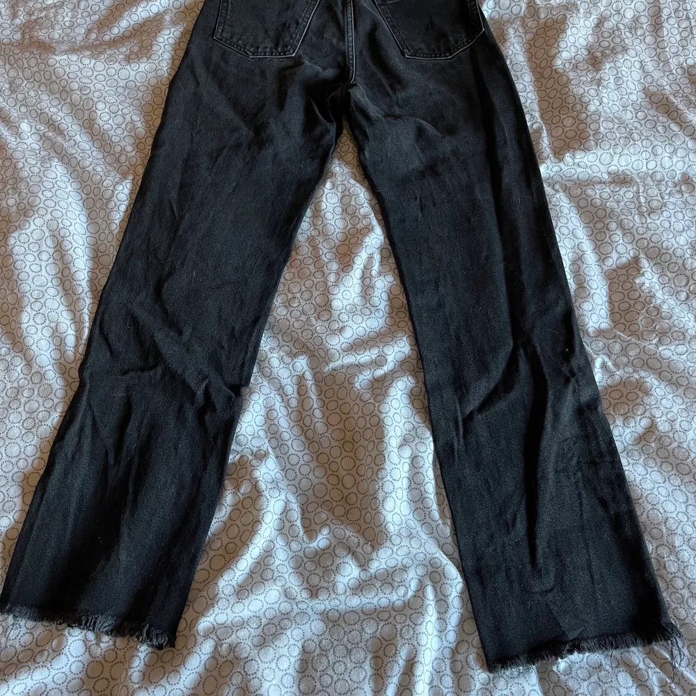 Ett par svarta jeans från NA-KD i använt skick men är inget fel på dom. . Jeans & Byxor.