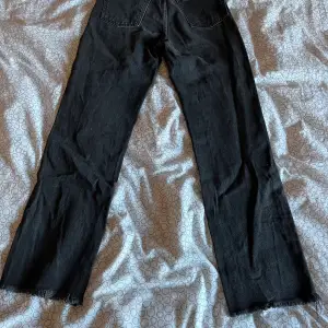 Ett par svarta jeans från NA-KD i använt skick men är inget fel på dom. 