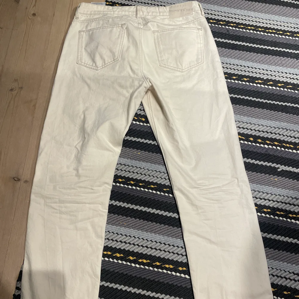 Snygga vita byxor som jag säljer eftersom att de är för korta använda en gång. . Jeans & Byxor.