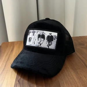 Emilio Pendenza - Min lillebrors helt oanvända Golfista velvet keps från Emilio Pendenza är till salu. Populär helsvart keps med tryck. Köptes för 550 kr men säljs för 400 kr. Köpare står för frakt och kom gärna privat vid eventuella frågor💞