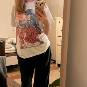Graphic tee brandy  - Säljer min fina lite oversized tröja från brandy då den inte längre kommer ull användning💗