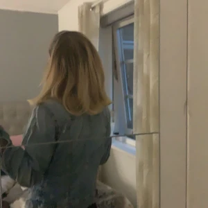 Jeans jacka - Jätte fin jacka. Bara använt några få gånger. Nästan som ny! Köpt på H&M i storlek 38 DENIM jacka