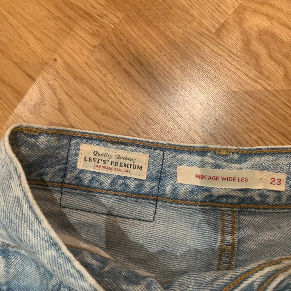 säljer mina älskade levis jeans då de blivit för små för mig🥲 Jättefina och passar någon som är mellan 160-168 skulle jag tro, de är hyfsat stretchiga💓. Jeans & Byxor.