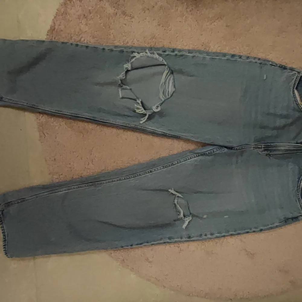 Snygga baggy jeans från H&M med hål i knäna. Använda under en kort period efter graviditet. . Jeans & Byxor.