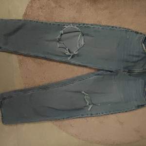 Snygga baggy jeans från H&M med hål i knäna. Använda under en kort period efter graviditet. 
