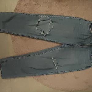 Jeans från H&M - Snygga baggy jeans från H&M med hål i knäna. Använda under en kort period efter graviditet. 