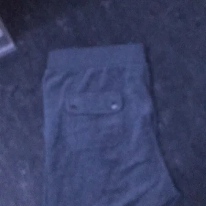 Oanvända Juicy byxor i grå färg strl L - Säljer dessa jätte fina juicy byxor i färgen grå strl L eftersom de är för långa för mig så bestämde mig för att sälja de och köpa i mindre strl vilket va mkt bättre. Kontakta gärna vid intresse!