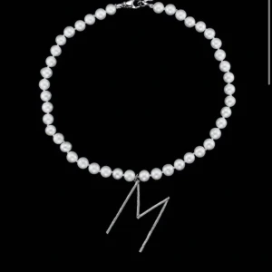 Pärlhalsband med bokstavshänge - Kollar intresset över att köpa mina handgjorda pärlhalsband med valfritt bokstavshänge i guld/silver 💖 obs första bilden är inte min utan endast inspo ⭐️💌