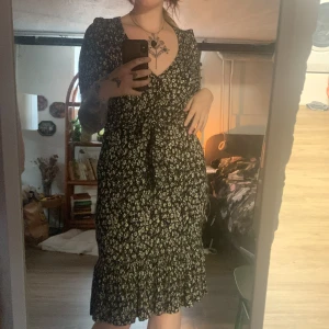 Mönstrad Klänning  - Klänning från indiska.  Oanvänd.  Jätte stretchig och passar därför fr S-XXL. Men står st M.  Band runt midja går att ta bort. Man tror genom två öglor på var sida av midjan.  Jag är 175, St M:)  4st Knappar längst bysten.  