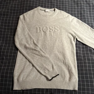 Grå Hugo Boss tröja - Grå Hugo Boss Tröja storlek M. Skriv för mer info.