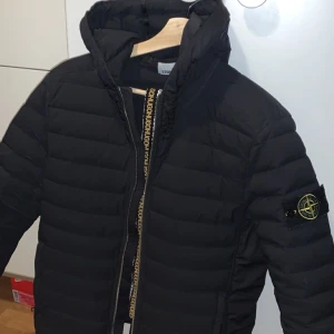 Stone Island Jacka  - Säljer denna fina Stone island jackan nu efter den passar inte mig längre. Storlek S, sitter jättebra och tajt på kroppen och värmer fint. Köpt på NK i Stockholm för 7500 säljs för 6000 kronor 