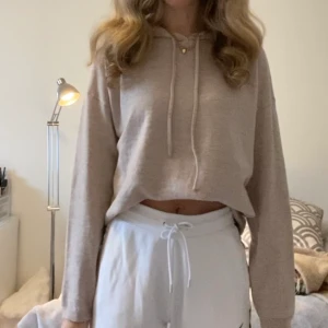 Stickad tröja 100% merinoull lik softgoat - Säljer denna såå fina stickade tröjan i 100% merinoull 💗 Väldigt lik softgoat💗 endast använd 1 gång så som ny! 