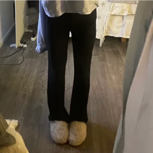 Lågmidjade kostymbyxor - Världens snyggaste kostymbyxor som jag tyvärr inte använder längre, slitage nere på benen därav de låga priset❤️