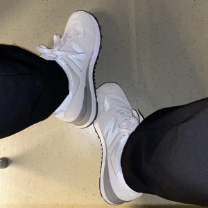 New Balance - Säljer mina New Balance i storlek 38. Skorna är använda 4-5 gånger, inte mer än det! Köpt för 1100kr, men säljer skorna för 400☺️