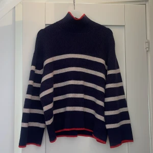 Zara tröja stl S - Jättefin stickad Zara tröja, inköpt förra året men knappt använd. 