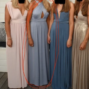 Balklänning  - Säljer min så snygga ljusblåa balklänning. Den är verkligen såå nice färg och jättebekväm också, lite stretch i materialet. Säljs inte längre! Inga defekter och den är kemtvättad. Passar perfekt i längd på mig men går att sys upp om den är för kort.