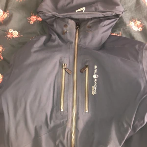 Sail Racing Jacka Gore Tex - Säljer en fräsch Sail Racing Glacier Bay Navyblue storlek Large men passar M. Väldigt sällsyn jacka som inte går att köpa någonstans, priset skulle kunna diskuteras.
