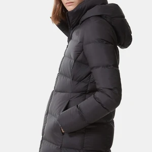 VINTERJACKA LÅNG  - En svart, fin och varm vinterjacka, perfekt nu till kallare dagar ❄️ Den är lång och kommer med en tillhörande avtagbar luva.  Bra fickor och knappt använd så därför är den i mycket gott skick! Inköpt 2021 från The North Face för 3699kr. Säljes nu för 1999