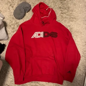 Adidas hoodie - Säljer denna assnygga vintage adidas hoodien! Använt få gånger💗köparen står för frakten ( lånade bilder )