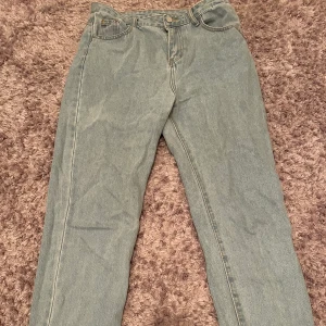 Jeans  - Jag säljer mina jeans. Dom sitter tight vid rumpan och sen längre ner blir dom lite pösiga. Meningen är att dom ska sluta precis ovanför foten. Storlek är M. Bara skriva för frågor🤍