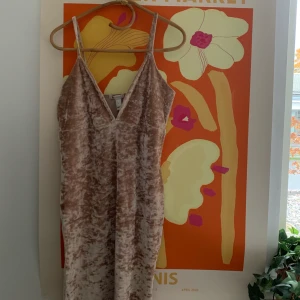 Beige sammetsklänning  - Använd fåtal gånger - i bra skick 