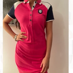 Tommy Hilfiger kläning  - Tommy Hilfiger kläning i strl xs men passar även S. Kläningen är i bra skick eftersom den är sparsamt använd.💋 skriv för frågor! 