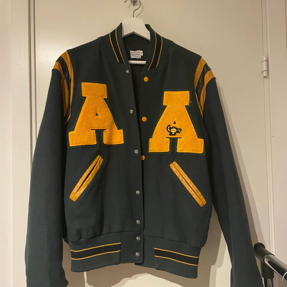 En superfin och unik vintage/collegejacka. Köpt för 1499kr. Säljer pågrund av en ny jacka som ersatt . Jackor.