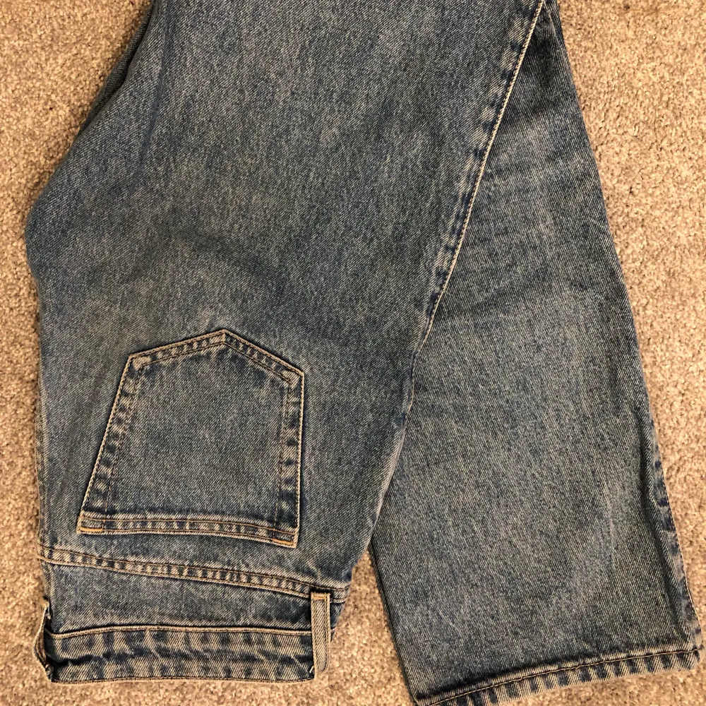 Weekday arrow low straight jeans, använda några gånger, köpta för 500kr💙💙Köparen står för frakten<33. Jeans & Byxor.