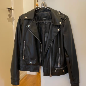 Läderjacka - läderjacka från Vero Moda, Aldrig använd och prislappen sitter kvar, strl S (lite liten i strl), Pris kan diskuteras vid snabb affär!