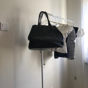 Svart läderväska❤️🫶🏻 - Säljer en jätte fin läderväska då den tyvärr inte kommer till användning❤️köpt för ungefär 2 år sedan men aldrig använt🫶🏻  har även ett längre ”band” till. Skulle säga att den är ganska mellan i storlek och man kan ha den till de mesta❤️många fack osv🫶🏻