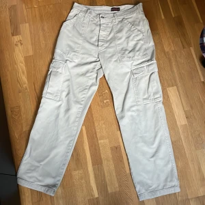 Beiga Cargopants - Beiga cargopants från Bananablue som är i bra skick. Baggy fit