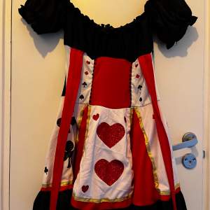 En jättefin klänning perfekr för halloween. Jag tog inspo av Queen of hearts i Alice i underlandet men funkar ju till clown eller typ Harley Quinn också! Uppskattar den till en väldigt stretchig S! Knytning går att ha fram och bak, 66kr för frakt. 