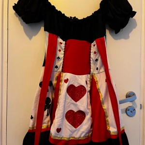 Halloweenklänning - En jättefin klänning perfekr för halloween. Jag tog inspo av Queen of hearts i Alice i underlandet men funkar ju till clown eller typ Harley Quinn också! Uppskattar den till en väldigt stretchig S! Knytning går att ha fram och bak, 66kr för frakt. 