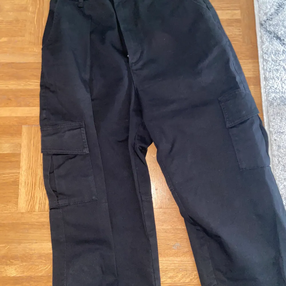 Svarta cargobyxor från Alice Stenlöfs märke A-dsgn. Långa ben och hög i midjan, storlek xs. Jeans & Byxor.