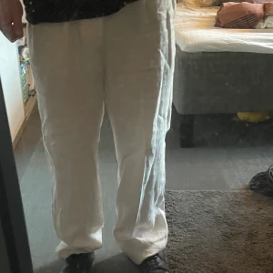 Zara linne byxor - Vita linne byxor från zara Använda någon gång Sömmen har börjat gå isär lite bak Sömmen längst ner har släppt med  Kan lösa bilder efter förfrågan  Säljes för att dom är för stora för mig