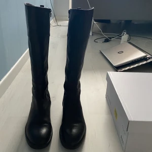 Vagabond boots  - Använda fåtal gånger bara. Väldigt bra skick. 100% läder. Från Vagabond. Storlek 39. Skriv för extra bilder 
